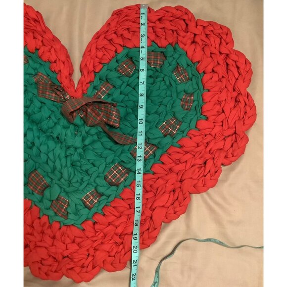 Handmade Heart-Shaped Woven Rug Red Green Accents Festive Bow Trim Christmas - Picture 7 of 8